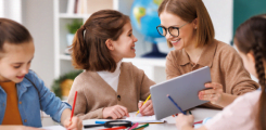 Une enseignante et ses élèves